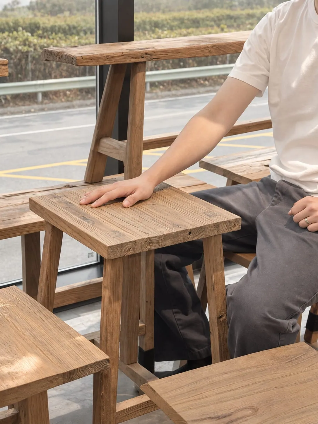 손으로 제품을 만지는 모습
